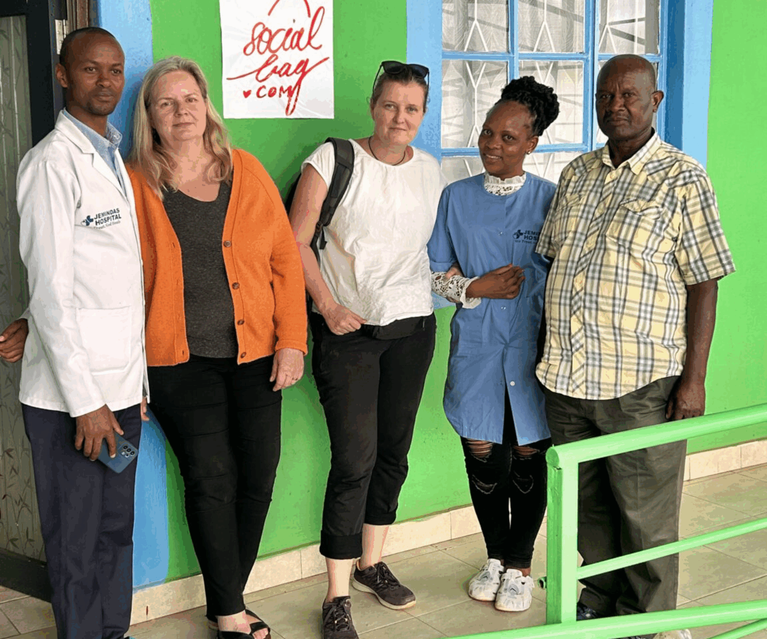 Mitglieder von social-bag mit dem personal des Riversite Hospital