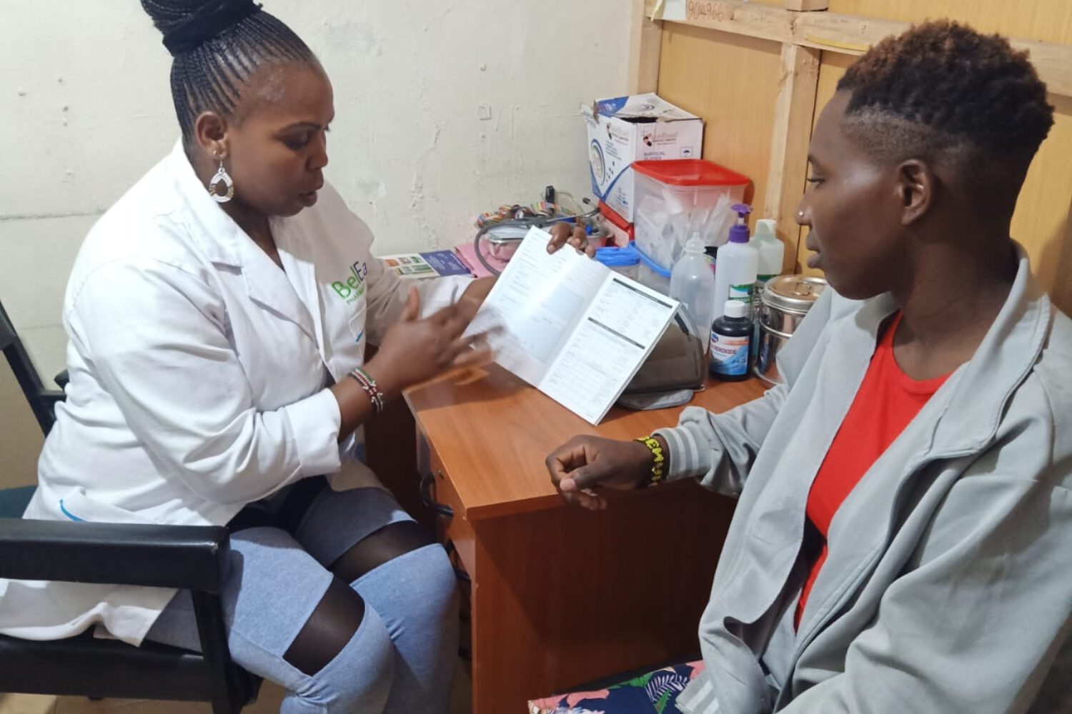 Helferin vor Ort im Patientinnengespräch