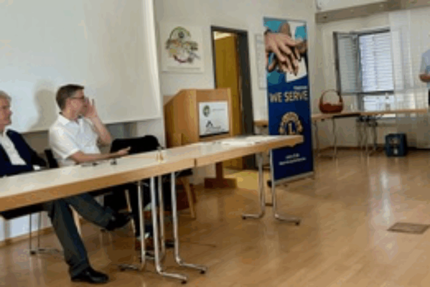 Landrat Thorsten Stolz bedankt sich bei Lions Club Main Kinzig Barbarossa