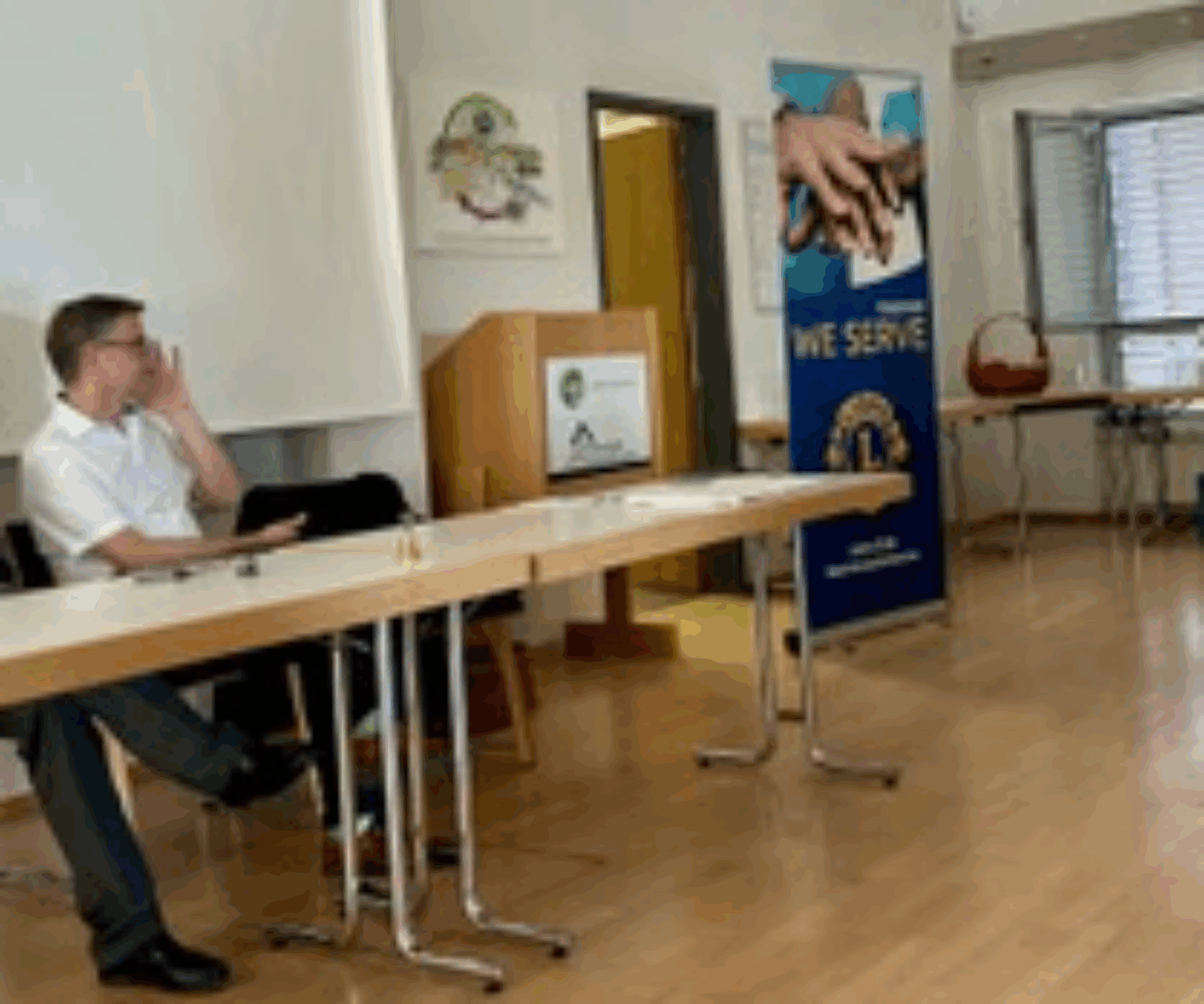 Landrat Thorsten Stolz bedankt sich bei Lions Club Main Kinzig Barbarossa
