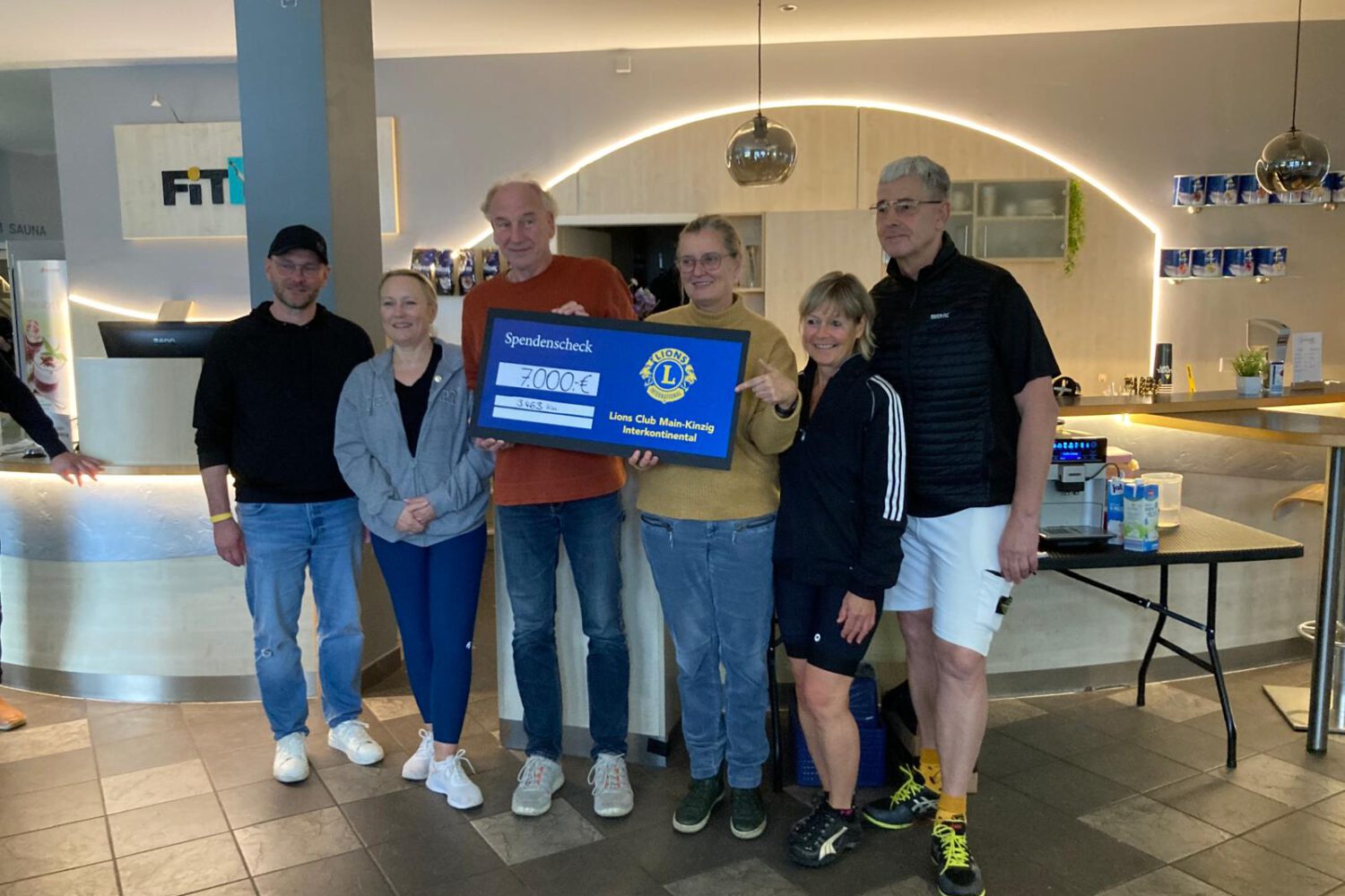 Scheckübergabe nach erfolgreicher Aktion